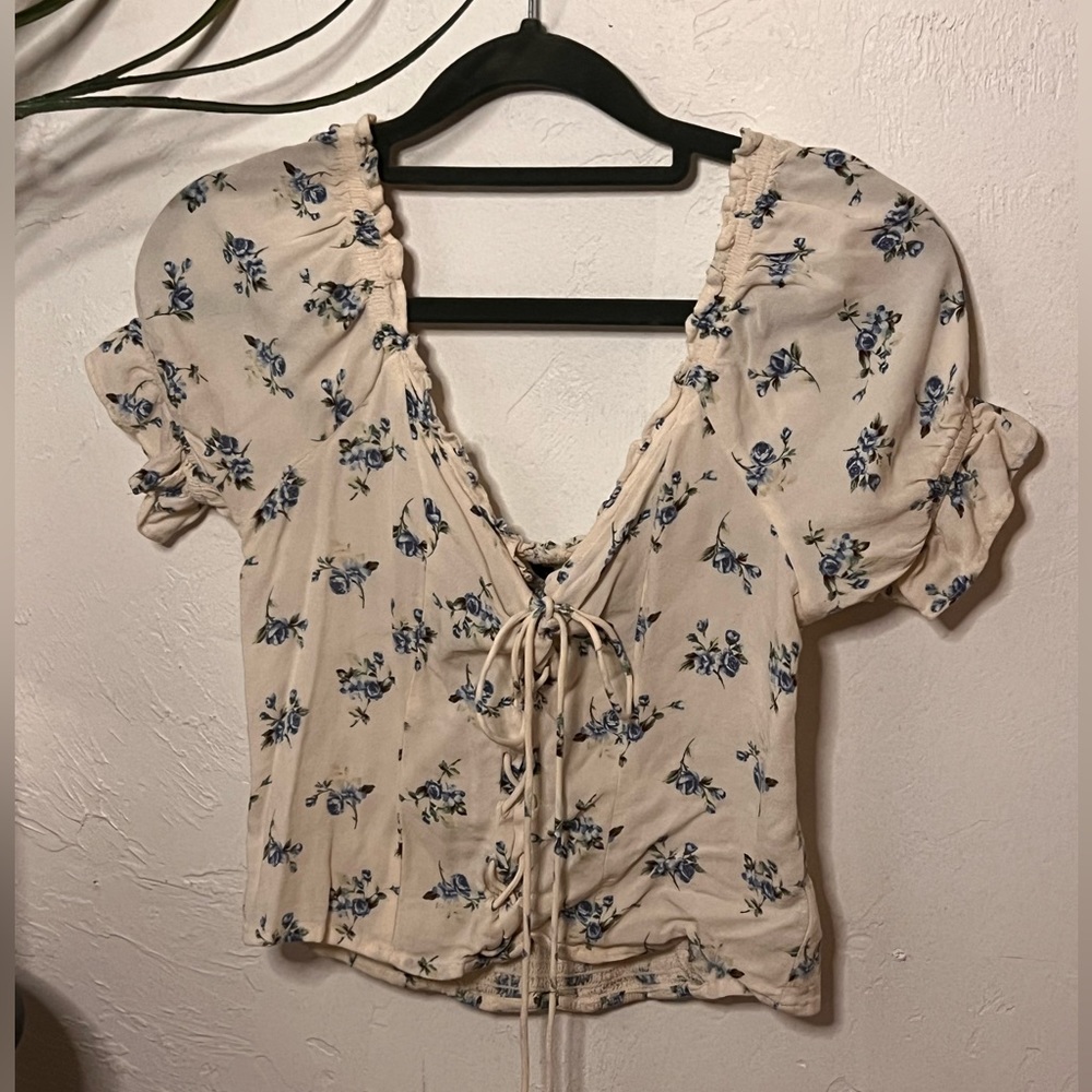 Small Floral cream lace front AE top with ruffle detailing